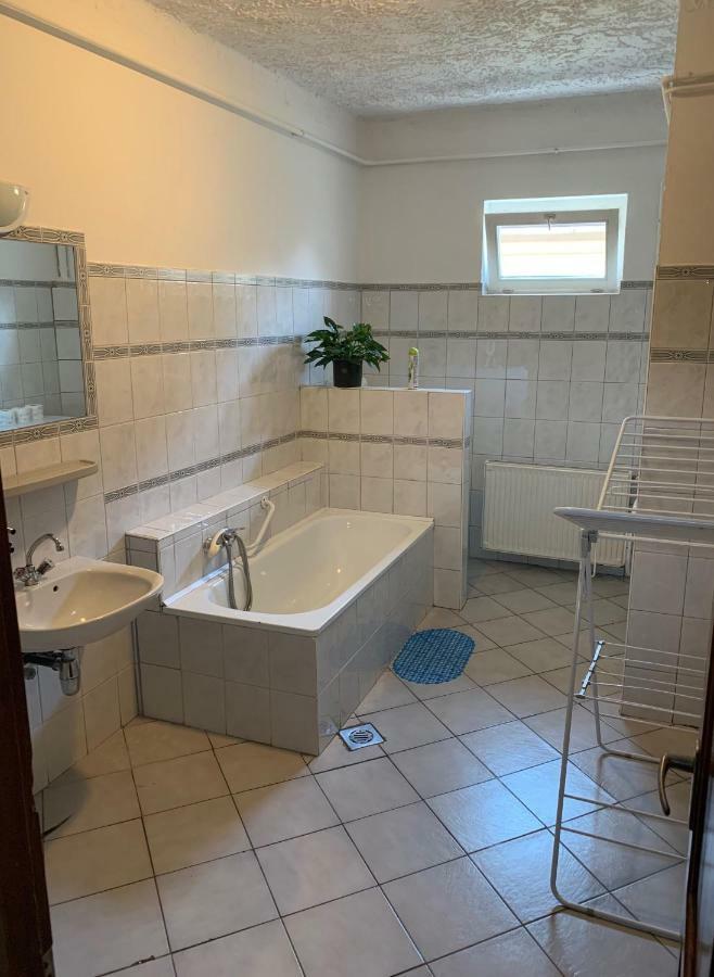 Viktor Apartmanhaz Zamardi Luaran gambar